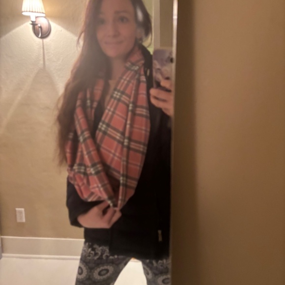 Scarfs - Picture 2 of 3